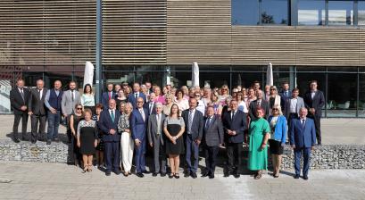 Uroczysta sesja Rady Miejskiej w Lublińcu z okazji 25-lecia współpracy partnerskiej z Kiskunmajs - wspólne zdjęcie 