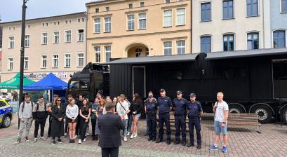 Burmistrz miasta Lublińca z grupą młodzieży z Lublinieckiej szkoły średniej przed ciężarówką projektu Escape truck
