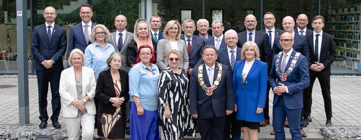 Nowo wybrana Rada Miejska w Lublińcu wraz z Burmistrzem i Skarbnikiem Miasta