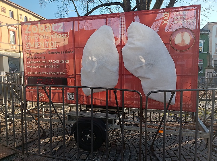 Instalacja płuc smogowych na rynku w Lublińcu