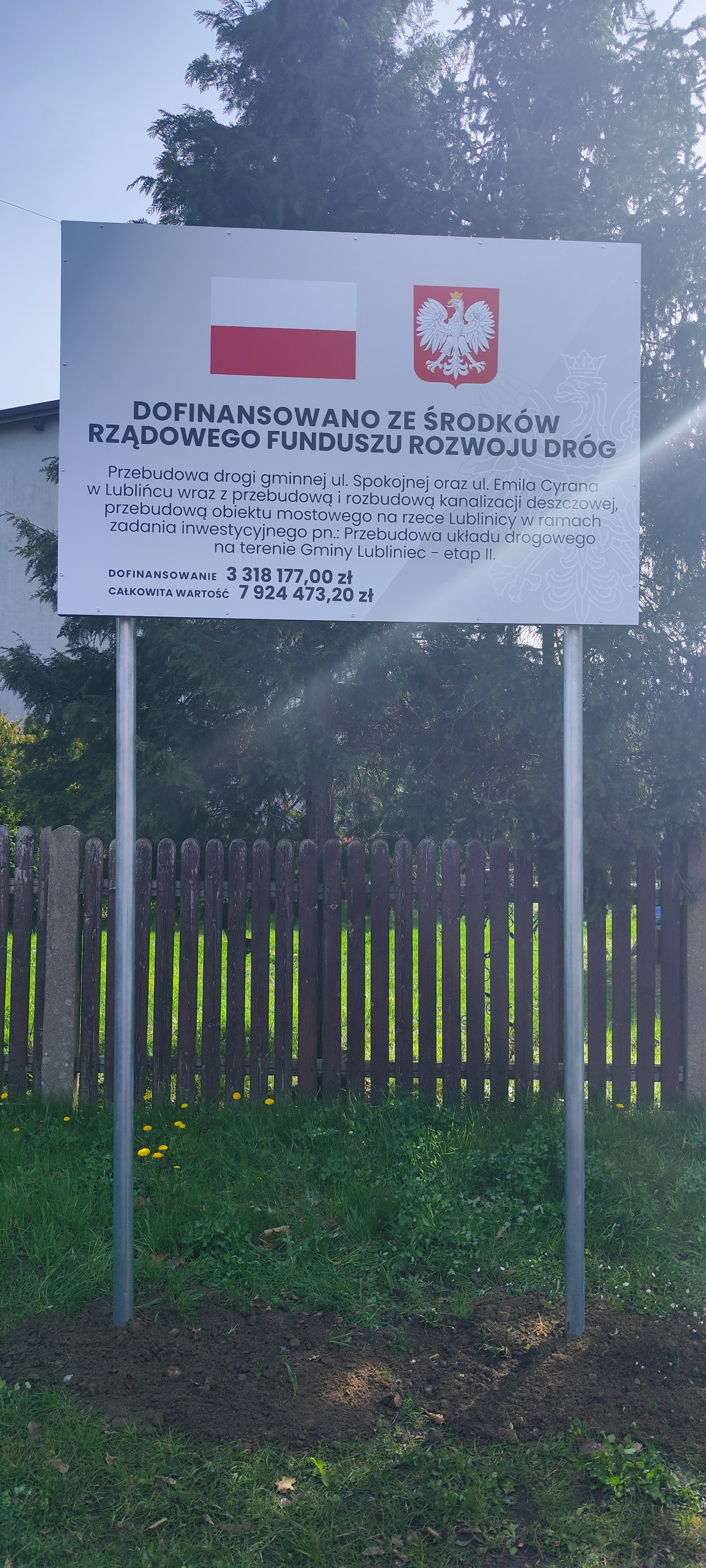 tablica informująca o dofinansowaniu budowy drogi