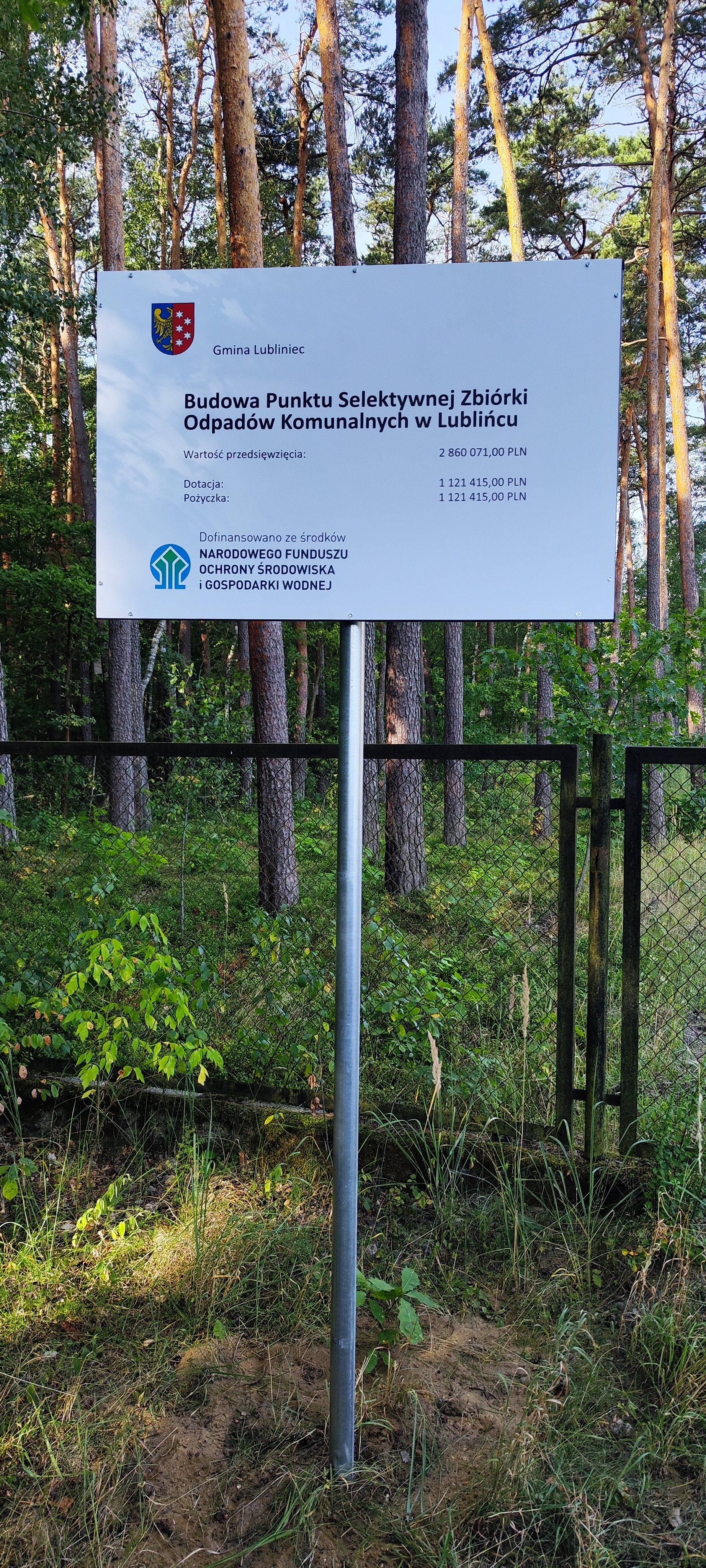 Obraz przedstawiający tablice pamiątkową z logo funduszu i kwotą dofinansowania inwestycji