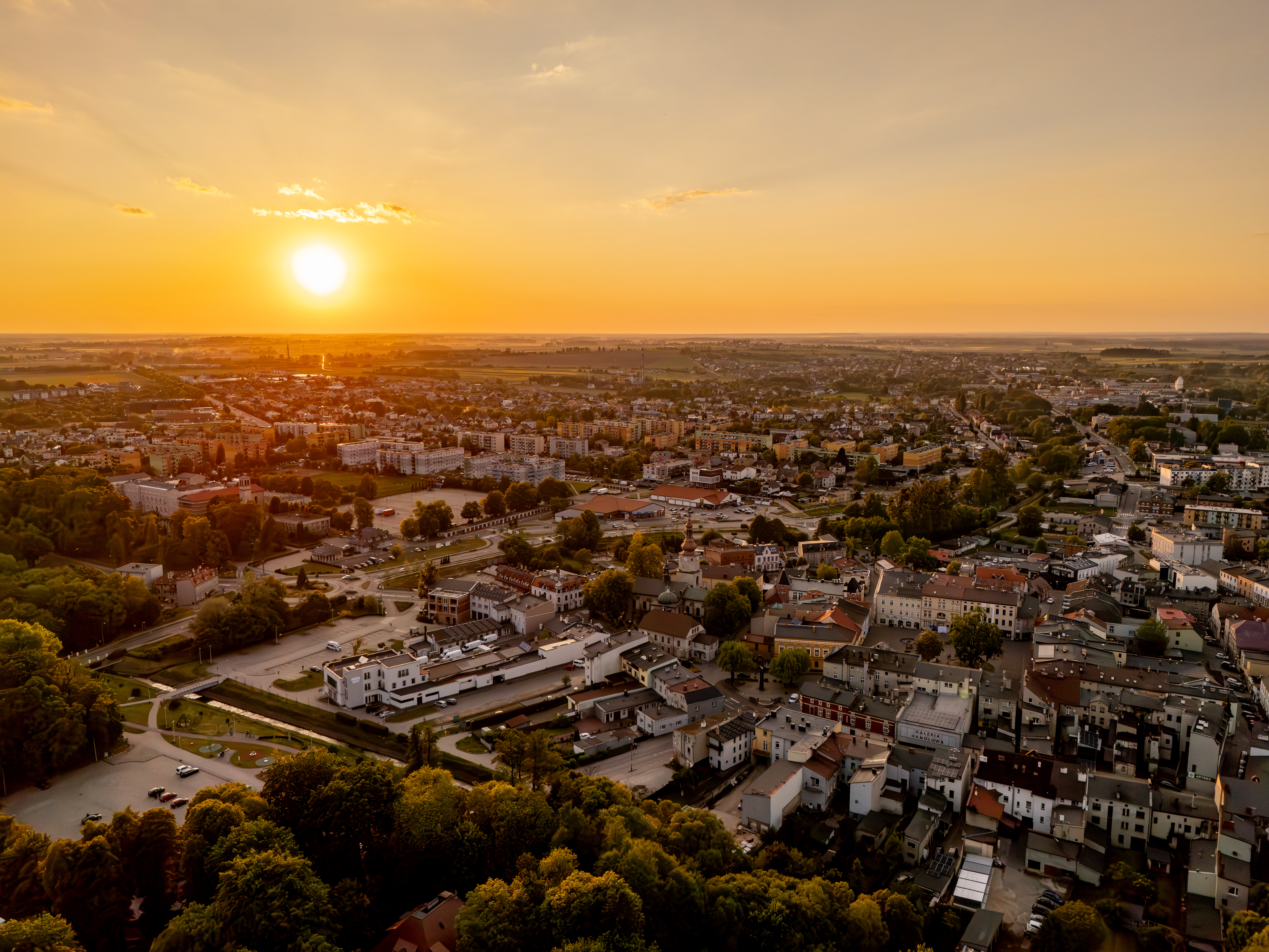 panorama miasta Lublińca o wschodzie słońca