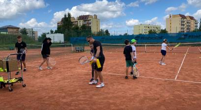 Dzieci na szkółce tenisa ziemnego