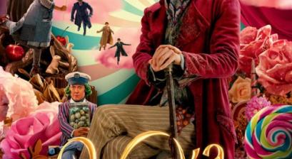 plakat filmu Wonka główny bohater stojący w bajkowym kolorowym świecie