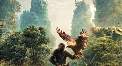Plakat filmu KRÓLESTWO PLANETY MAŁP. Małpa jadąca na koniu na tle zniszczonego miasta. Na jej przedramieniu siedzi drapieżny ptak