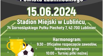Plakat promujący wydarzenie z datą, godziną i miejscem wydarzenia, na tle murawy piłkarskiej.