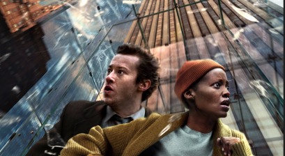 Plakat filmu CICHE MIEJSCE: DZIEŃ PIERWSZY. Kobieta i mężczyzna w otoczeniu wieżowców uciekających przed potworem skaczącym na nich z dachu
