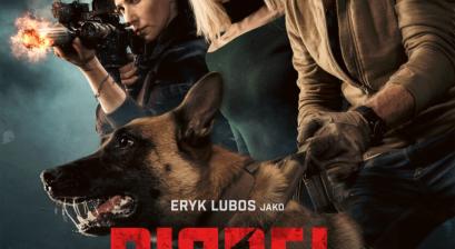 główni bohaterowie filmu zwróceni w lewą stronę, mężczyzna trzyma owczarka niemieckiego, który warczy 