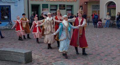 zgromadzeni mieszkańcy wraz z maturzystami na Rynku Lublinieckim podczas odtańczenia poloneza w tle kamienice rynku