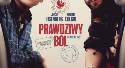 dwoje głównych bohaterów zaglądających wstecz między oparciami foteli 