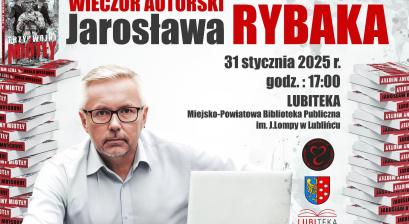 autor Jarosław Rybak  siedzący przy laptopie wokół stosów książek swojego autorstwa