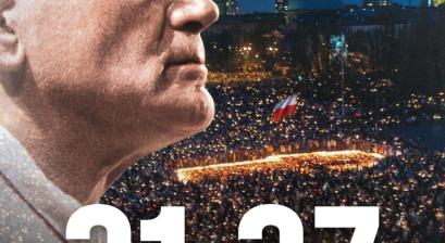 profil papieża Jana Pawła 2 na tle tłumu o zmroku z rozpalonymi świecami 