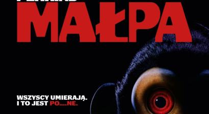 czarne tło, duże czerwone opisy i tytuł filmu w dolnym prawym rogu wyłania się małpa z czerwonymi oczami i upiornym uśmiechem 