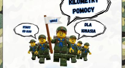 Kilometry Pomocy dla Ignasia 6 biegnących chłopków lego biegnących z transparentami z tytułem biegu start o 8:00
