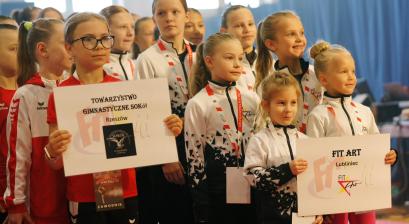 zdjęcie członkiń Fit Art w dresa reprezentujących klub na zawodach 