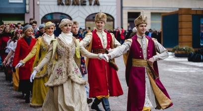 członkowie zespołu Śląsk prowadzący taniec poloneza na Rynku Lublinieckim