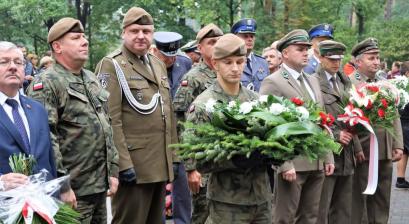 złozenie kwiatów przez zołnierza na pomniku pamieci wydarzeń 8 wrzesnia w Ciepielowie, na drugim planie przedcawiciele jednostek bioracych udział w uroczystosci