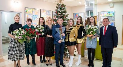 Laureaci nagrody Burmistrza Miasta Lublińca w dziedzinie kultury w holu MDK Lublińcu
