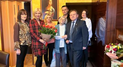 Pani Małgorzata Zowada Stulatka wraz z rodziną i władzami miasta 