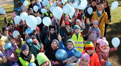 tłum dzieci w wieku przedszkolnym i szkolnym trzymających w rękach niebieskie balony na znak solidarności podczas happeningu z okazji Światowego Dnia Autyzmu