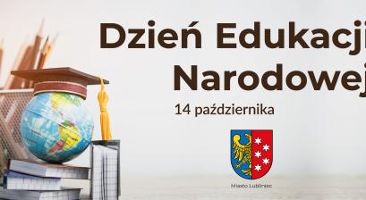 Dzień Edukacji Narodowej 14 pzdziernika zdjęcie Biret absolwenta założony na globus który stoi na książkach za nimi kubek z ołówkami