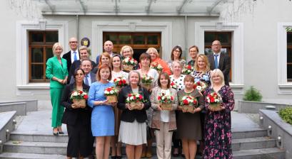 Nagrody Burmistrza Miasta Lublińca na zdjęciu nauczyciele, dyrektorzy i przedstawiciele Władz Miasta