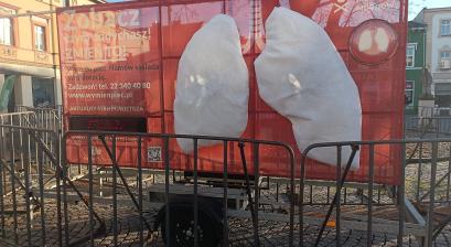 Płuca smogowe instalacja pokazująca zanieczyszczenie powietrza stojąca na lublinieckim rynku