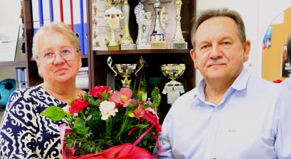 Zdjęcie w gabinecie - burmistrz Edward Maniura wręcza kwiaty oraz podziękowanie dyrektor Barbarze Grucy 