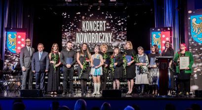 Laureaci Nagrody Burmistrza w dziedzinie kultury oraz przedstawiciele władz miasta 
