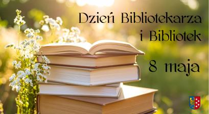 Książki na tle zieleni oraz napis Dzień Bibliotekarza i Bibliotek 