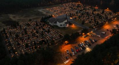 cmentarz komunalny w Lublińcu zdjęcie nocą z lotu ptaka