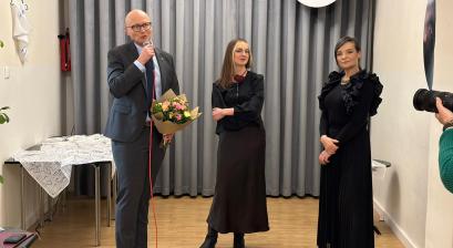 Wiceburmistrz Gabriel Podbioł, Klaudia Krzysztonek oraz dyrektor PSM Sonia Wachowska 