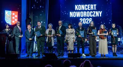 Laureaci Nagrody Burmistrza w dziedzinie kultury oraz przedstawiciele władz miasta 