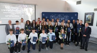 Zdjęcie grupowe osób nagrodzonych 