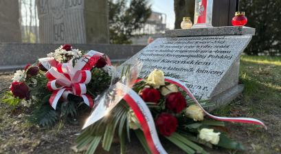 Wiązanki biało-czerwone pod tablicą upamiętniającą ofiary katastrofy smoleńskiej 