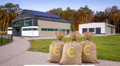 Zaplecze stadionu miejskiego, panele fotowoltaiczne oraz worki z symbolem euro