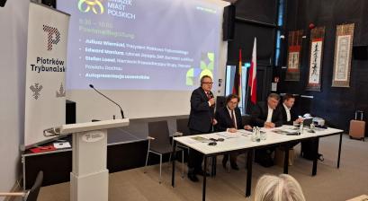 BurmistrzStół prezydialny - Edward Maniura współprowadzi obrady Polsko-Niemieckiej Grupy Roboczej