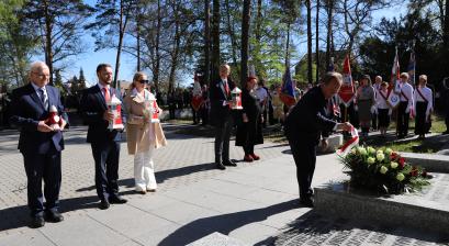 Delegacja władz miasta składająca kwiaty pod Pomnikiem Poległych 