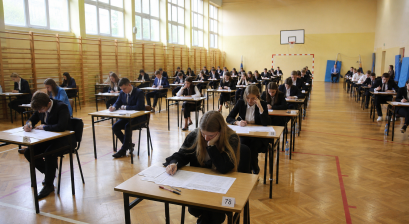 Maturzyści piszący egzamin 