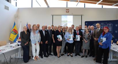 Radni Rady Miejskiej oraz władze miasta Lublińca w sali konferencyjnej - zdjęcie grupowe 