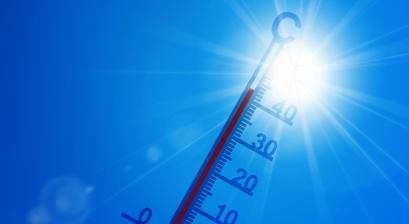 Termometr na słońcu wskazujący wysoką temperaturę 