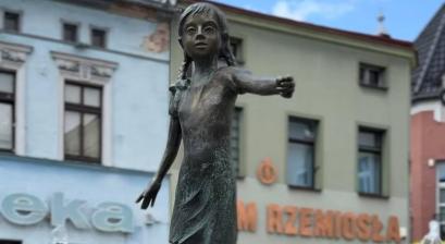 Fontanna Edyty Stein na rynku w Lublińcu