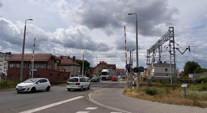 Samochody przejeżdżające przez przejazd 