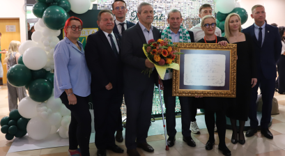 Władze miasta, radni Rady Miejskiej wraz z Zygmuntem Anczokiem w holu MDK