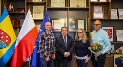 burmistrz miasta w gabinecie Zastępca Burmistrza Miasta  Gabriel Podbioł wraz z  Przewodniczącą Rady Miejskiej Iwoną Janic wraz z Radnym Adamamem Richterem  