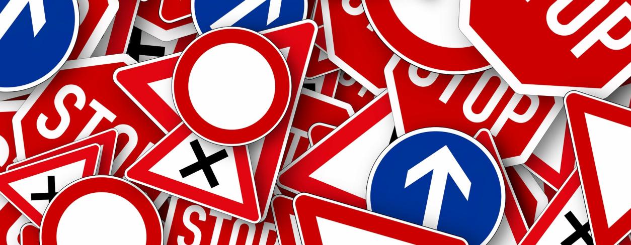 Znaki drogowe : zakaz wjazdu, nakaz jazdy prosto, stop, ustąp pierszeństwa