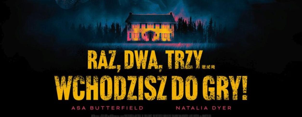  dwójka siustr z bratem na tle dorosły mężczyzna