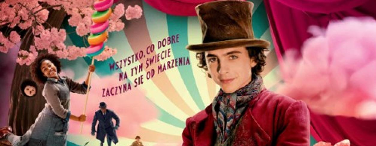 plakat filmu Wonka główny bohater stojący w bajkowym kolorowym świecie