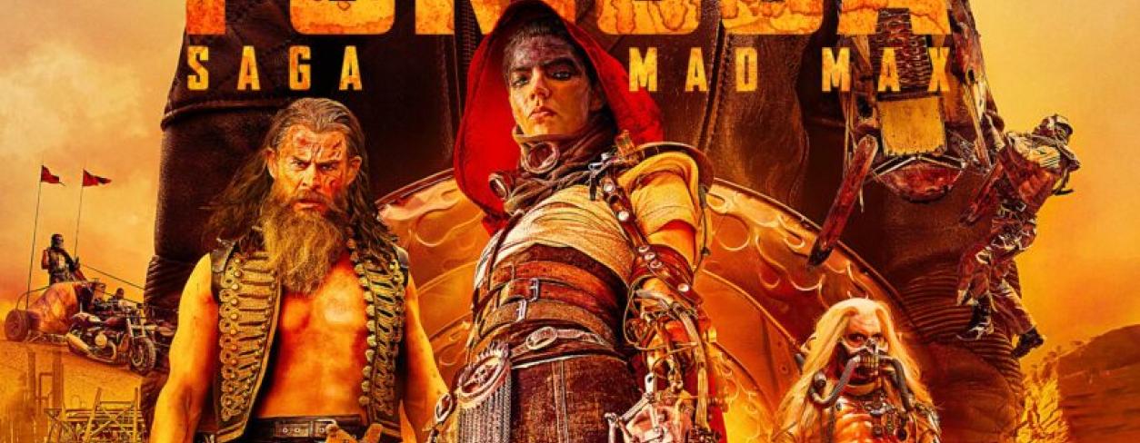 Plakat filmu FURIOSA: SAGA MAD MAX. Główni bohaterowie, w barbarzyńskim ubiorze, stoją na tle pustynnego krajobrazu.